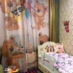 Camera per bambini piccola con un photocurtain sulla finestra