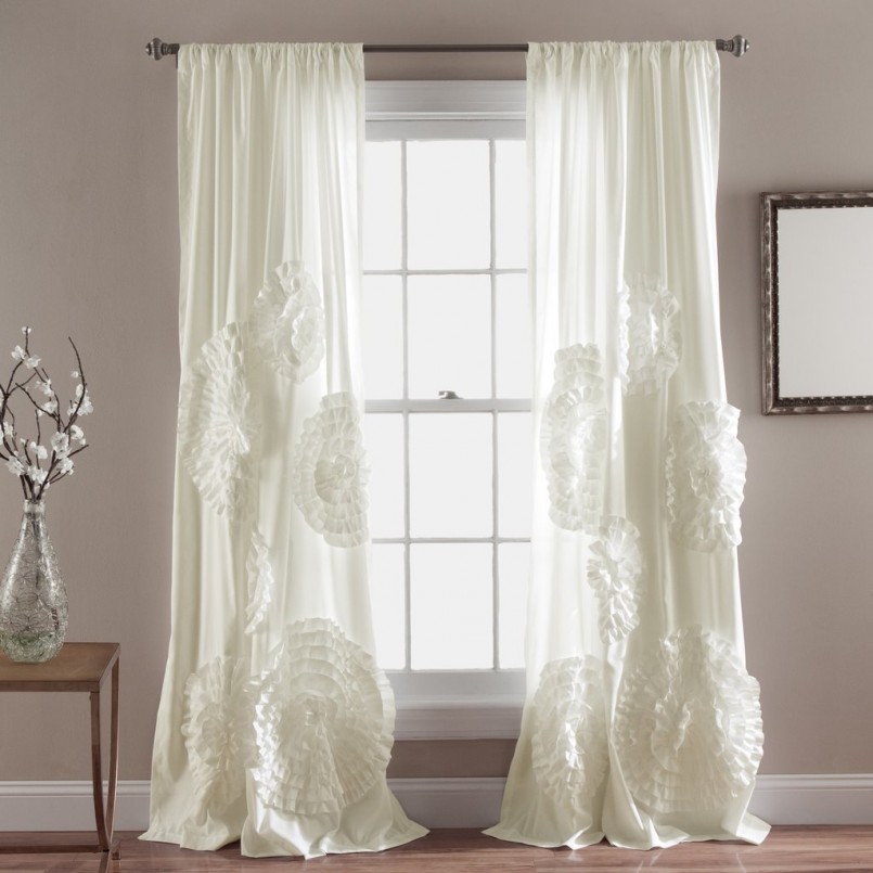 Rideaux blancs avec une applique de volume