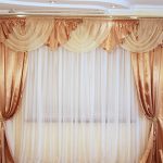 Rideaux de satin avec lambrequin en combinaison avec tulle blanc