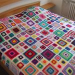 Carrés de grand-mère de différentes tailles pour un double tapis