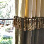 Perles en bois dans la frange sur le rideau