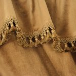 Tissu marron avec franges décoratives