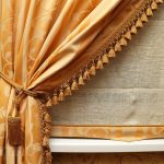 Décorer un rideau droit avec une brosse et une frange