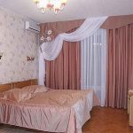 Pelmet blanc-rose complet avec couvre-lit rose sur le lit