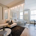 Rideaux blancs avec deux fenêtres dans le salon