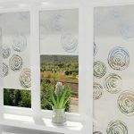 Weiße Vorhänge mit Muster, die mit Klettverschluss am Fenster befestigt werden