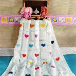 Plaid blanc avec des coeurs multicolores à tricoter