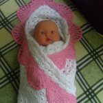 Plaid blanc avec bordure rose au crochet