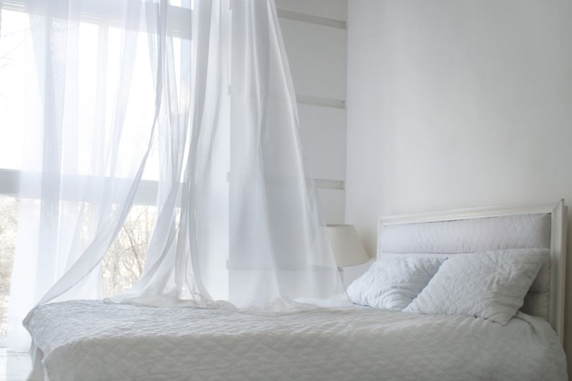 Rideau de tulle sur la fenêtre de la chambre après le blanchiment