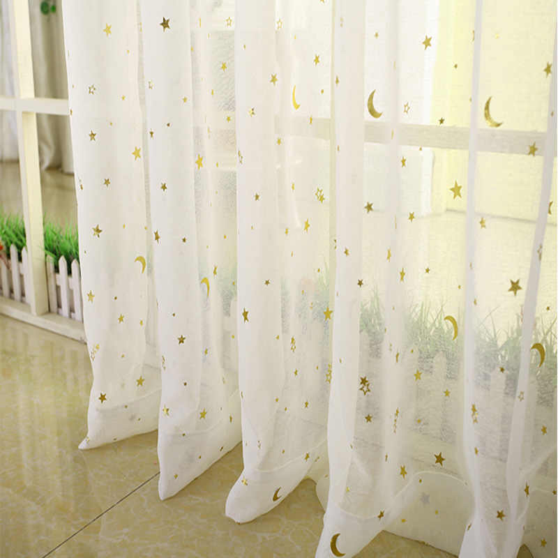 Tulle blanc avec étoiles sur la fenêtre de la chambre d'enfant