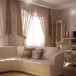 Beige double rideaux pour le salon avec deux fenêtres