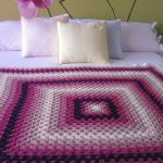 Grand plaid sur un lit double sous la forme d'un grand carré