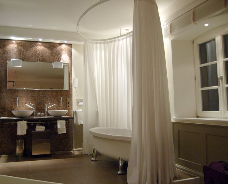 Long rideau de lumière autour du bain ovale