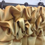 Feuilletage sur rideau de tissu dense