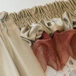 Le feuilleté combiné des rideaux et du tulle