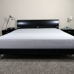 Matelas une pièce sans ressort sur un lit double