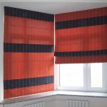 Schwarze und rote Vorhänge am Fenster mit Klettverschluss