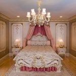 Lambrequin floral avec rideaux roses pour la chambre à coucher