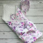 Fleur à carreaux avec un foulard et un arc, réchauffé par une peluche