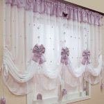 Décor lilas sur tentures blanches