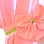 Arc rose sur les rideaux de la même couleur