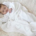 Couverture blanche pour enfants avec coeurs