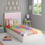 Matelas sans ressort pour enfants sur un lit d'adolescent