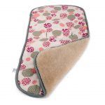 Matelas pour enfants dans le berceau en peau de mouton