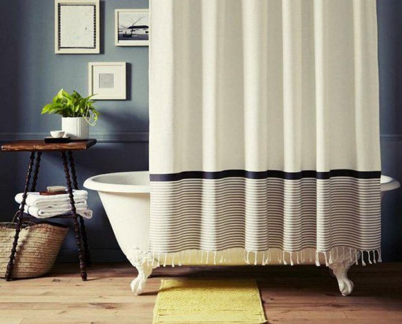 Tapis jaune sur le sol de la salle de bain en bois