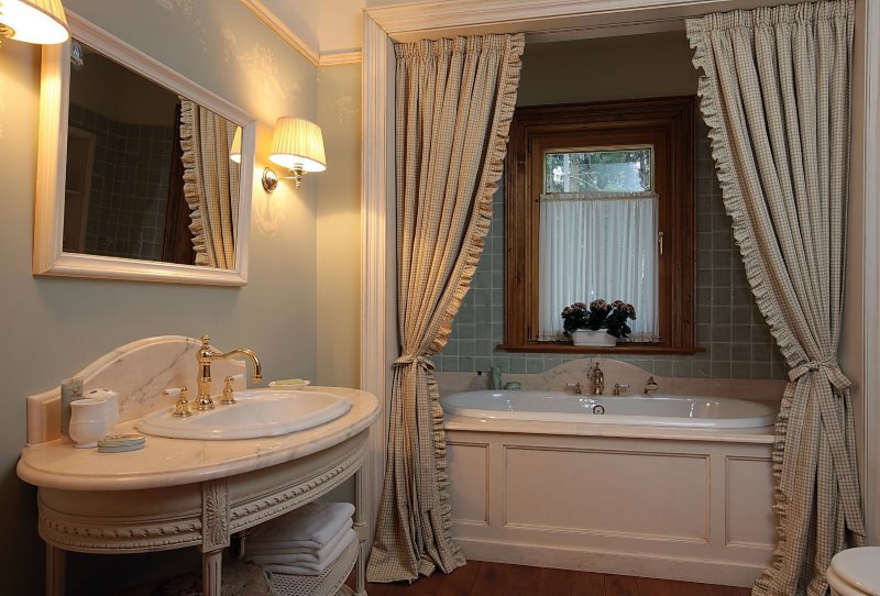 Portier đắt tiền trong nội thất của một phòng tắm nhà riêng