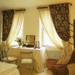 Rideaux double couche pour la chambre à coucher avec une table entre deux fenêtres