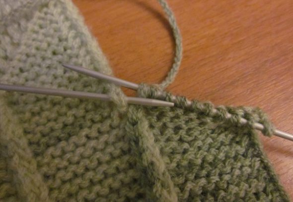 Tricoter pour les deux segments de la tresse latérale