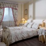 Chambre délicate avec des textiles dans le style de la Provence