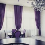 Rideaux violets pour deux fenêtres de la salle à manger