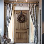 Rideau en bois sur la porte