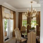 Lustre avec des bougies au plafond du salon