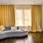 Décorer une grande fenêtre dans le salon d'un appartement en ville