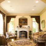 Mobilier cher dans un salon de style classique