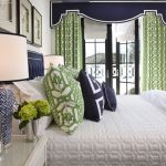 Rideaux verts à l'intérieur de la chambre