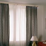 Rideaux gris et tulle blanc