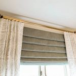 Bouts décoratifs d'un fil sur un tuyau d'avant-toit