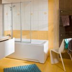 Banyo zeminde sarı seramik