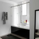 Özel bir evde bir pencere ile banyo tasarımı