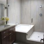 Cam kapının arkasında duşlu banyo