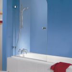 Beyaz bir banyo tarafında kırmızı havlu