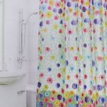 Những bông hoa rực rỡ trên một tấm màn tanh