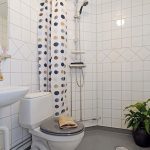 Sàn phòng tắm màu xám với những bức tường trắng