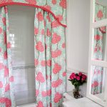 Rèm cửa với lambrequin trong phòng tắm