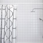 Mái hiên trắng giữa các bức tường trong phòng tắm