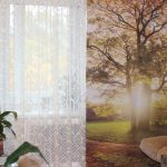 Tulle bianco e photocurtain sulla finestra nella hall
